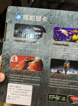 那台旧电脑本来不指望升级的，就一直丢给父母用；自从家里换成平板电视+智能盒子后父母喜欢上点播****看远比台式电脑方便，所以我才从家里把台式电脑带去公司用。有时候部门比较清闲提前下班的时候就拉上同事在公司来几盘吃鸡，但是玩游戏只能是最低画质，还会比较卡。之前没配备独立显卡就一直拖到现在，考虑到自己会玩游戏还是选个独立显卡吧，不想买太贵的，所以预算就在900元以内；在京东上看到一款只要798元就很心动，背面的电容贴牌都还算干净整洁，铝挤压散热片，说明发热量应该不会很大