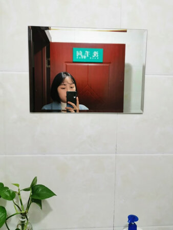 单位的洗手间一直没有镜子，女同事都觉得特别不方便，于是买了这个，镜子很清晰，而且很好安装直接粘上就行了。
已经用了很久了才来评价的，确实很牢固，女同事有时候补个妆整理整理头发什么的，确实比以前方便多了。唯一的美中不足就是我挑的这个尺寸小了点，没事，下次买就有经验了，先**尺量量墙面再下单。