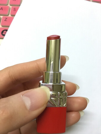 口红收到了，非常好看！颜色适合一年四季。不干不润。我涂的时候嘴唇状态不好，所以有点起皮。不是它的锅，是我起皮了2333333拍出来有点玫，其实是红的哈哈哈哈哈哈哈哈哈哈啊哈哈哈
