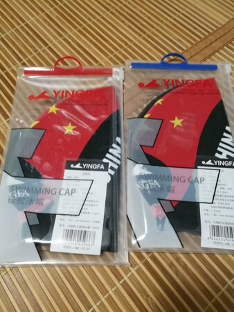 买了两双，袜子不太厚，穿着合脚，防滑效果还好，锻炼时保暖不怕冷了。