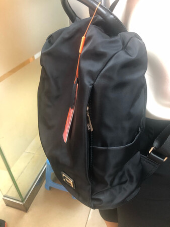 外观颜值：简单大方得体。。。。。
材质手感：摸着手感挺不错，这质感Ok...
容量空间：容量空间刚刚好，适合各种场合使用。。
做工细节：做下很精细，喜爱。。。
适用场合：适合任何场合
综合以上还算满意，除了物流慢点。。