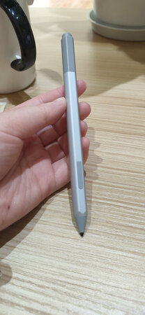 这只笔的触感很好，书写也很流畅，比之前买的某个牌子的更好，之前的价格更贵，总之对这次购物很满意。