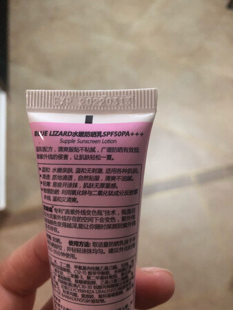 买给孩子的防晒霜，看见评价很不错就买来试试吧，没想到给了我们惊喜呢，质地轻薄很好吸收，就用宝宝的洗面皂就可以清洁的非常干净，冬天也不要忘记防晒哦，小朋友们也是如此呢，我们爱晒太阳，但是别忘了擦防晒霜哦！