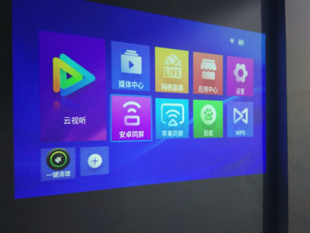 外形外观：外观小巧大方十分方便携带
投影亮度：超级好
投影色彩：颜色十分鲜艳大大超出预期
操作难易：简单容易，客服特别贴心
音质音效：蛮好，家用够了
