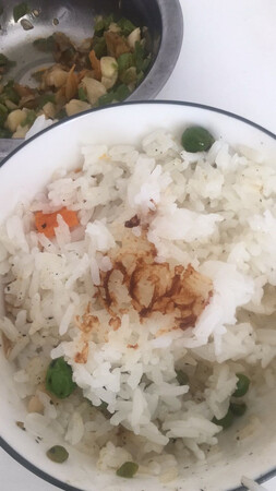 货收到，今天中午做米饭，好了还有黑烟，糊的味道，打开盛饭，糊底糊了，粘锅，很失望