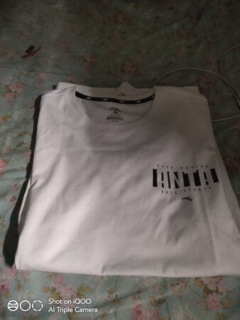没有色差，衣服很好看，而且不沾身子，穿起来很舒服！