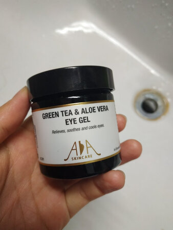 适合人群：年轻人群
使用方式：涂于眼周或任何想补水的皮肤
吸收程度：吸收的不算快
其他特色：主要成分就是芦荟胶，补水能力不错
这款眼胶其实可以说就是一瓶芦荟胶，味道淡淡的，保湿效果可以，又这么一大罐，可以直接拿来敷眼睛。