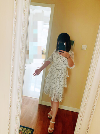 三彩是多年前就开始喜欢的品牌了，以前都是在商场专柜买，现在基本都在京东等购物网站上网购了，不仅方便，还经常有优惠活动，并且送货上门，快捷、便利、超值！再说说这款裙裙，面料柔软光滑，还有亮亮的波纹，蛋糕裙的设计也是超美哒，不太胖的女生都能驾驭哟！?