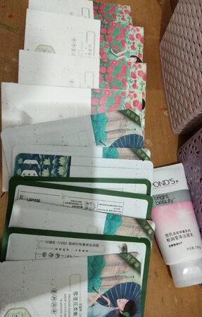 产品质感：好
使用感受：好
适合肤质：混合或干性皮肤
补水效果：非常好
贴合效果：非常服帖