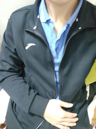 体重100 身高162听客服建议买小码的 但感觉衣服还是小了一点点  不过还是蛮喜欢的
