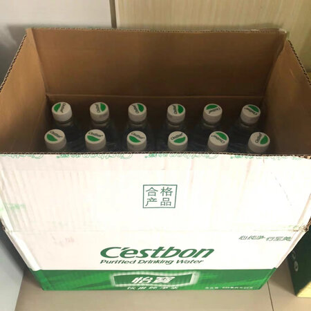 一直都在饮用怡宝矿泉水，每次都会屯好几箱，感觉喝起来很清澈，一家人都在喝，价格实惠是我会选择的，每次都会买，比较方便出门也会携带，喜欢这种感觉方便的东西会一直购买的，做饭时候也会用比较放心的产品，会一直支持的，还会回购哒