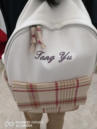 这款宝贝真的很不错，买背包是家里用的，需要时刚好可以用的上，闲时买来急时的时候用。很诚信的卖家，给的配件也齐全，做工不错，性价比高，款式是新颖的卖家超值得信赖，非常非常的产品值得推荐！你值得拥有~！ 卖家服务态度好