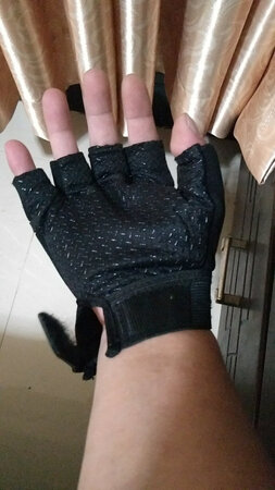 不是很喜欢，和原图正好相反，手套紧口居然在手掌这一面。