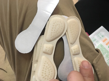 鞋子里面是布面的，根本粘不住。鞋子里面是皮面的可以买来试试，布面的就别买了，脚一伸进去垫子就掉下去了，根本没用。