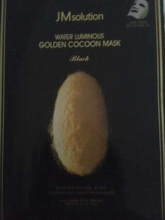 一直用这家的面膜 这款算是精华特别多的一款。保湿效果很好 秋冬用比较适合