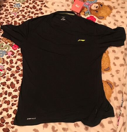 衣服做工可以，品牌还是有保证的！同样的基础黑，上衣和裤子还是有色差的？纳闷！