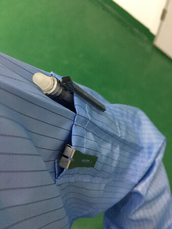 这款静电服料子颜色不错，手袖口的松紧度特别贴心，不会勒得好痛，放笔刀的位置设计也是满意，下次我还要再回购。给你们五星好评，赞赞赞！