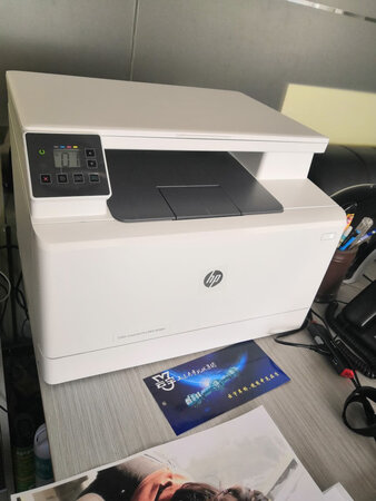 每次打印首页响应速度10秒左右吧，可以接受，无论黑白还是彩色打印质量不错，只是复印效果要比打印效果差一些，放在办公桌上大小合适，总体比较满意。
