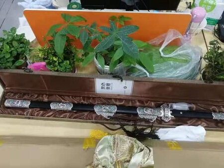 和老婆磨了好几天才同意买，今天下午把玩了一下，有点沉，剑身上的纹路很有质感，是把好剑。