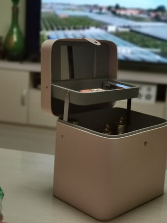 容量大小：容量够大
厚薄程度：可以
实用性能：很实用
商品材质：pu
其他特色：设计合理，颜色清新脱俗环保无味