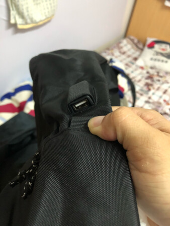 收到书包啦，用起来感觉不错哦，可以装电脑，可以装不少书本，而且可以把充电宝放里面，手机放外面充电，觉得这个设计真是绝了，物流也很快