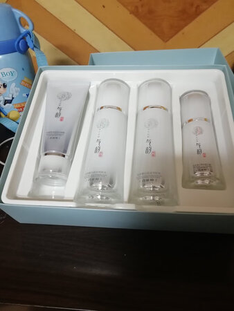 我自己属于敏感肌肤，但是这个品牌的没有不良反应。性价比很高。