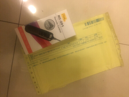 快门线还不错的，精致小巧，线也够长，软硬适中，本人也是初次玩这个，通过咨询客服才知道这快门线是不用电池的，插上相机试了下，还比较灵敏，期待能方便拍照吧。