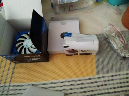 这个散热器是我见过最小散热最好的，稳压1600x，比较静音，几乎听不到声响，可惜他就没有，Rgb，信仰灯效，里面附赠硅脂，不需要自己买，套件也挺齐的，京东配送物流极快，前一天晚上九点定第二天八点到，可以看图