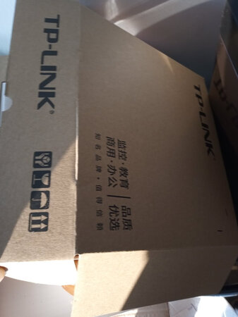 总体感觉不错。京东快递做得很不错，在我们这小小镇隔天就收到了，快递员也很好。单位要求买这种AP，设置好连接上了，信号很不错，比较远的地方都能连接上。设置也比较简单，电源线也刚好，用起来不错。隔壁的同事连接上来用，信号满格，用起来很顺畅。希望能够用久一些。