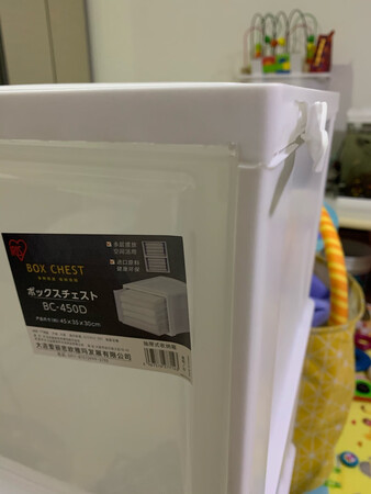 买了3个抽屉，有一个边缘破损，如果有摔落的话，比较容易破，韧性不够，反应给卖家，卖家说寄一个新框架，算我眼瞎，以为是补一个新抽屉，我还特意说破的寄回给卖家，卖家说不用退回，我就等了两天，问发货没有，结果没发，聊着聊着才发现，框架不含里面的透明抽屉，然后我就说，那就换货吧，一定要我先退回，还说什么，他们先发货，万一我收到了不退旧品呢，因为抽屉装了东西，我说押70块给卖家，让他们先发新货，到了我再将破损的退回，卖家不肯。我就走了售后流程，结果卖家的审核意见要求保证商品完好，不影响二次销售，用原包装退回后他们退款给我，WTF，我走的换货流程，他硬是改成了退款，而且还有本来就不符的要求，我找卖家售后，不仅回复慢，而且这个问题至少被转了4个不同的售后，每次都问我是什么问题，问完就不做声了或者说什么没要求，但又不解释审核意见里的内容，让我怎么退，到时候东西退了又跟我扯皮怎么办，东西质量出问题不说，售后简直差的不行，貌似第一次评价，差评