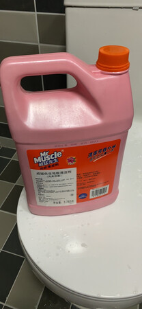 活动的时候买的，威猛先生大品牌值得信赖，同时价格也十分美丽，一大桶可以用挺长一段时间，家里有宠物，有时候地板上会有宠物异味，那这个拖一下就会好很多，很淡雅不刺鼻的那种花香味，拖完地之后也不会留下水渍，还会继续回购。