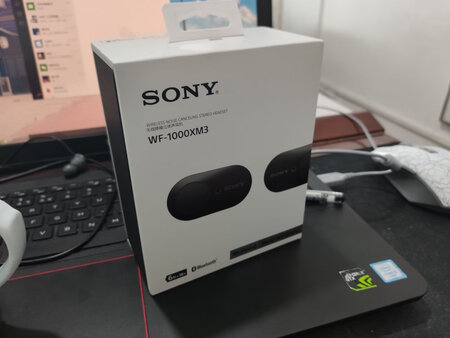 手感和舒适度不错，但相同音量下隔音效果不如以前用的舒尔。总体来说是款不错的耳机