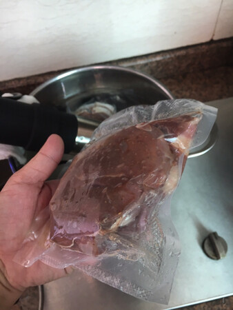 这个尺寸能装一个手机大小的东西，小块牛扒，一般正常尺寸的牛扒装起来有点困难，不建议用这个尺寸。袋子质量不错