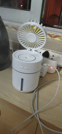 京东物流比较快，买东西送货上门比较快，但是这个店是没有送货上门的，我要自己去拿的，这个加湿风扇买的时候挺便宜的吧，四五十块钱，可以放在空调房里面又当风扇又当加湿器比较划算一点，但是我收到货一个月才买的比较久冬天到了，可能这个发挥的用处就是可以加是吧？一年四季都可以买个东西试一下吧，一点点哦，如果需要购买可以尝试一下哦，还会发五彩光的，挺好挺好，不错不错白色挺不错的，挺好看的，可以考虑一下白色，不过也有黄色蓝色的，也有的，看看吧