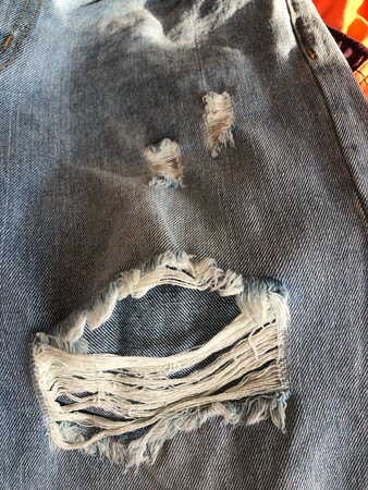 裤子版型非常好?很休闲！日着设计师的设计风格总是那么独特！裤子穿起来很漂亮质量也是一如既往的好！大小也很合适！大腿小腿粗的mm们可以大胆购买都掩饰的非常好！细节也很不错！裤子没挑出毛病很满意！继续支持日着！支持京东！