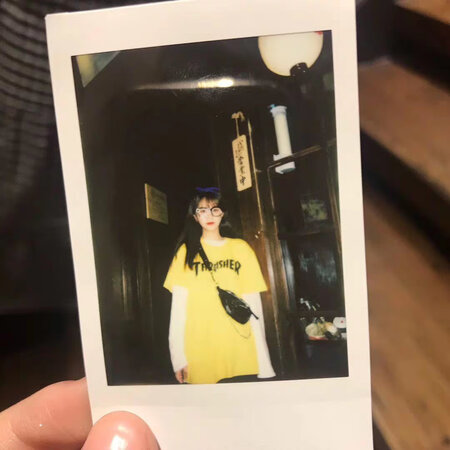 全新正品的相纸，成像效果还是原来的水准。送货速度是京东标准。一时好奇买了这种马卡龙的。就是相框边是淡淡的彩色。感觉跟白色相差不是太远。但价钱却又贵了不少。觉得没有必要，以后我还是买白色的算了。用这种相机拍照成本真的是太贵了。当初我也不明白为什么要买这种相机？买了就偶尔用用吧，相片还是好的。