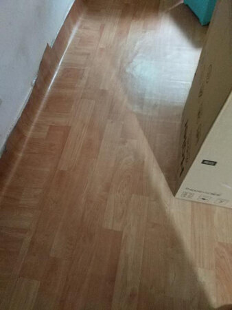 贴了地板贴瞬间感觉干净多了，质量也很好，方便快捷一下就弄好了满意