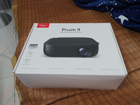 机器是二手的，有人使用过的痕迹。这个投影ansi很低，只有200，白天拉遮光窗帘（不是普通窗帘，是遮光窗帘），投白墙，勉强能看，为什么说勉强，因为对比度很低，在暗场画面，基本看不清，后来买了金属幕布，白天能看了，夜间效果好不少，不过金属幕布只能正投，投影幕布观影位置要同一水平，非常不方便。总的来说，799的价格，有这个效果还算值，但系统和机器体积是硬伤，体验减分。