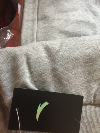 第一次买安踏的裤子，看着质量挺好的，，这家店应该是特价店吧，价格很便宜，穿穿看，好的话还可以多储几条
