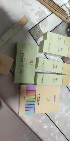 都挺好的，客服态度棒棒的，包装的也挺好，就是还没用，不知道过敏不