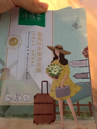 趁着双十一囤了点货，冰箱里摆满了面膜，如图。这是第三次回购了，面膜一是贴合、二是面膜水多，补水啊啊啊啊，三是真的很实惠。虽然这个好像是电商版本的，但含有的成分应该是差不多的吧。反正总之我要补充足够的水分就好。另外还送了我两片面膜，很感谢。用完再来吧