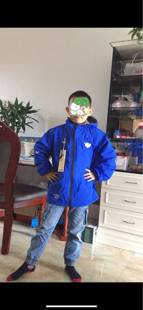 给侄子买的，衣服质量很好，前几天天冷，已经穿上了，很是好看，加绒加厚，颜色亮丽，快递服务到位。