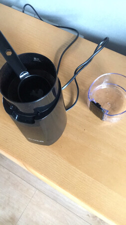 东西很好用，媳妇很喜欢，硬是把1000多的飞利浦全自动美式机退了换的这个，麻烦是麻烦，但是萃取的味道好些，浓度高。