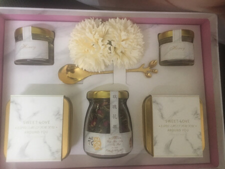 盒子很精致，里面包装也很漂亮，花还没有泡过，不过闻着很香
