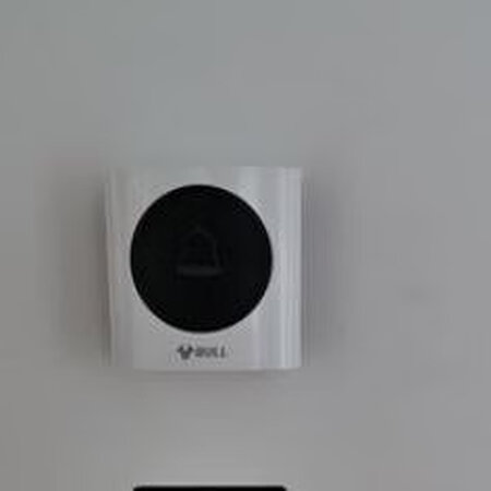 声音响亮。不用换电池，很方便。隔几层楼信号完全没问题。送了个防水盒，但我懒得装。