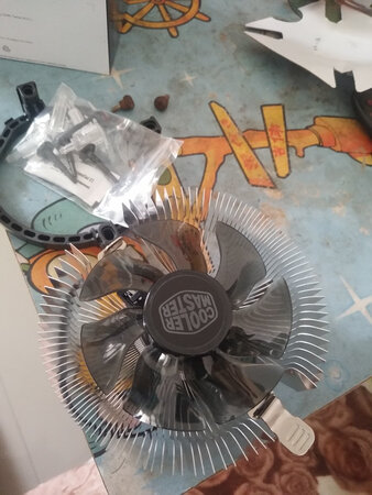 东西很快就到了，但底板螺丝位置不对