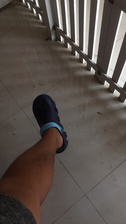 这几年跑步一直穿这款洞洞鞋，比所有的运动鞋都要舒服。但是一定要买比自己脚大一号的。