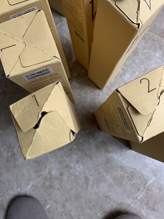 在京东买了这么多商品第一次碰到这么个奇葩商家，买的小米净水器年度套装滤芯，一共8只滤芯给我分了7个单独包装而且是这种薄膜防水袋，拆开后发现产品外包装存在没有密封好的现象，便联系客服质疑为何不用纸箱包装？商品是否是正品？奇葩商家客服居然说商品从西安发到扬州不敢保证不受挤压，至于如何包装是京东物流的事？而且说我的商品是别人代收的不好办理调换，我想问这商家：我从你这买的商品你难道不要求物流将商品包装好吗？我单位门卫发现薄膜防水袋包装没破损代收后交给我就能对你们的商品质量免责了吗？真是奇葩！