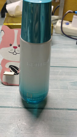 产品质感：好
适合肤质：还行
产品香味：非常香，弄的我一大男生都不太好意思T^T
使用效果：好
补水效果：好
其他特色：好
中指，总之，用后感觉比较油。我本是油皮，用后好像更油了。玻璃的，质感很好