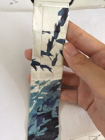 黑科技手表太赞了 带了一个星期 同学们都很羡慕 表带是磁石设计 每次看表时都要按一下 但这种纸表不耐脏 总体还是不错的